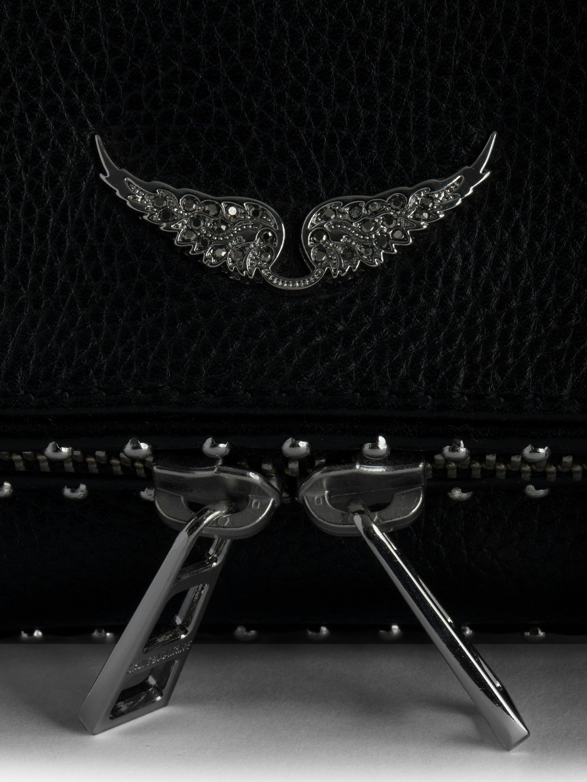 Pochette Rock Nano Studs - Pochette iconique Rock Nano en cuir noir et clous argentés.